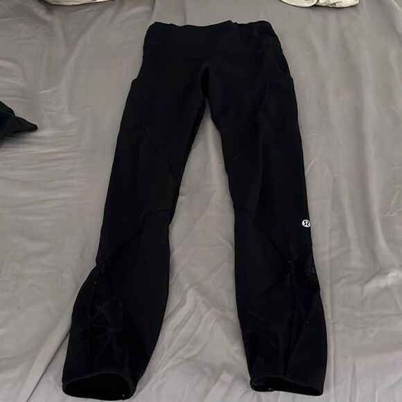 Lululemon black leggings 7/8 with lace inserts sz 2 - Picture 1 of 5